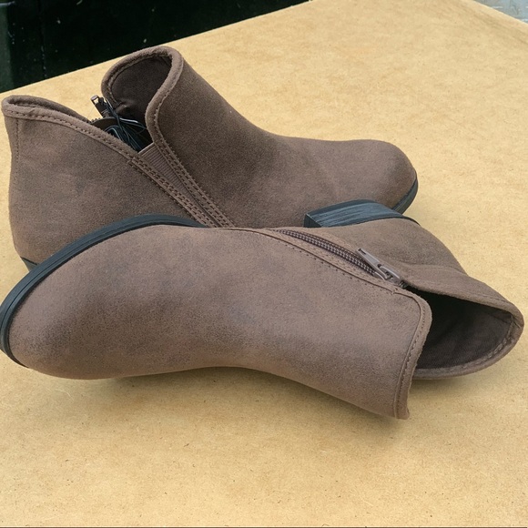 Women's Time and Tru Bootie Ankle Brown Boot New - Picture 11 of 11